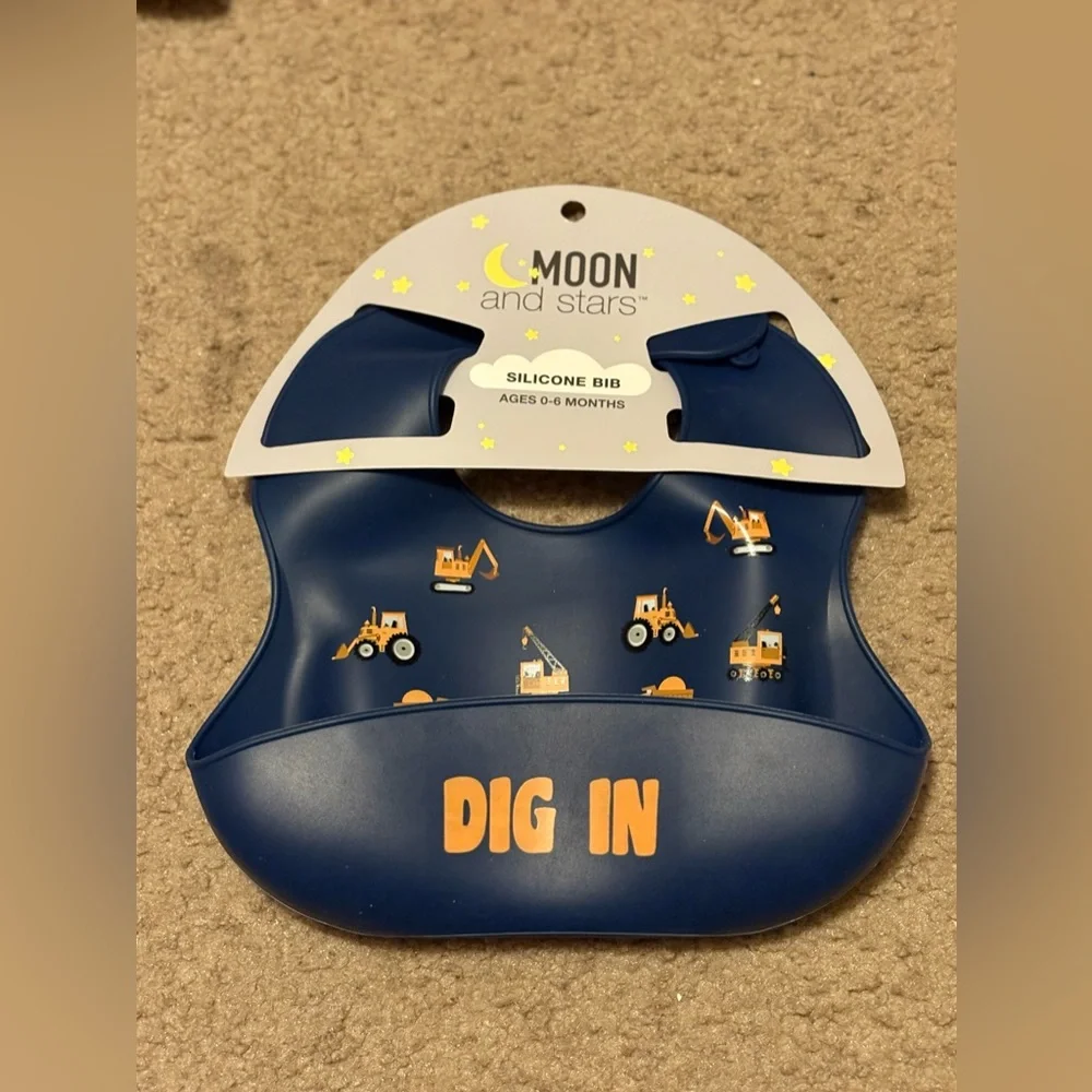 NWT Moon and Stars blue construction truck covered Moon and Stars silicone bib